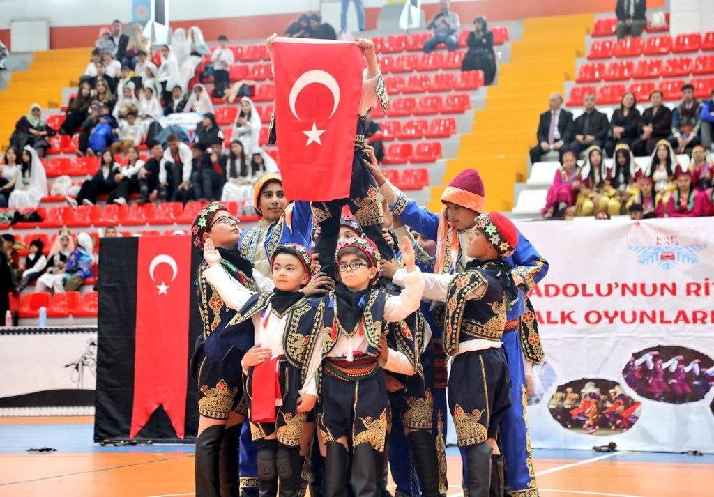923 ÖĞRENCİ, 67 EKİP, 50 OKUL: KARS’TA HALK OYUNLARI ŞENLİĞİ’NDE TER DÖKTÜ(KARS-İHA)