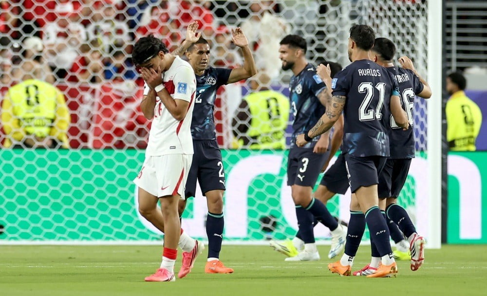 A MİLLİ FUTBOL TAKIMI'NDA BİRÇOK OYUNCU, MÜCADELENİN BİTİŞ DÜDÜĞÜNÜN ARDINDAN SAHA İÇİNDE...