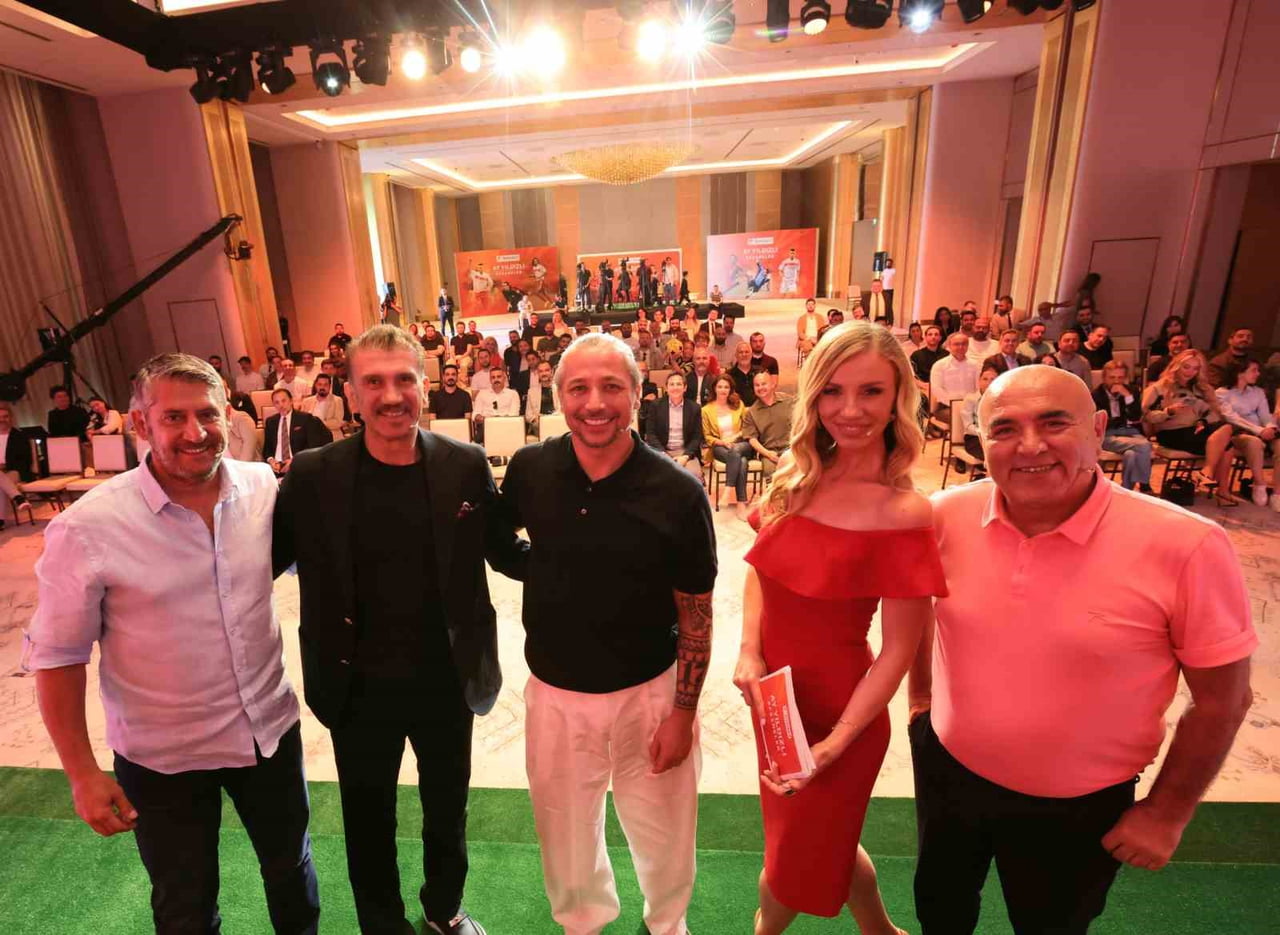 A MİLLİ FUTBOL TAKIMI'NIN 2002 DÜNYA KUPASI KADROSUNA YER ALAN İLHAN MANSIZ, RÜŞTÜ REÇBER VE ÜMİT...