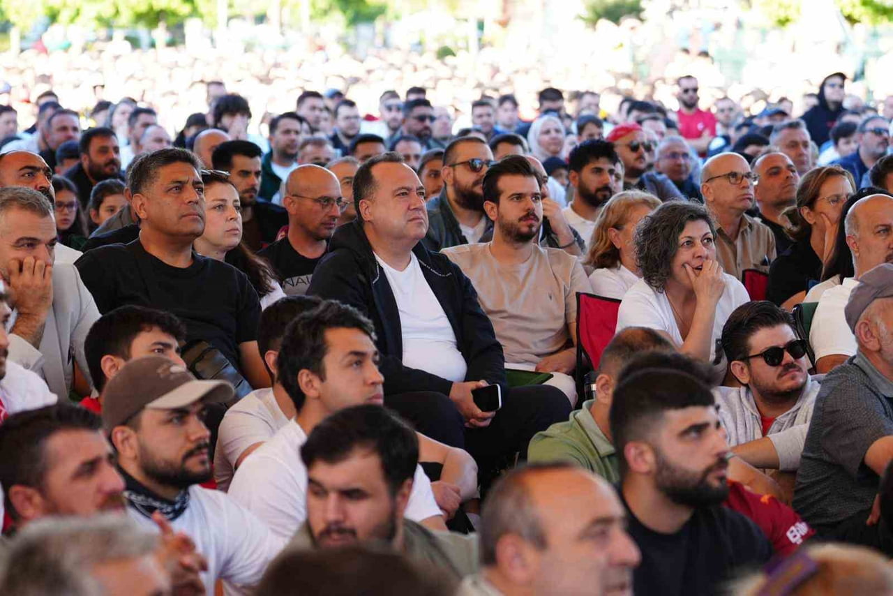 A MİLLİ FUTBOL TAKIMI'NIN PARAGUAY KARŞILAŞMASI MANİSA’DA DEV EKRANDAN İZLENECEK. BÜYÜKŞEHİR...