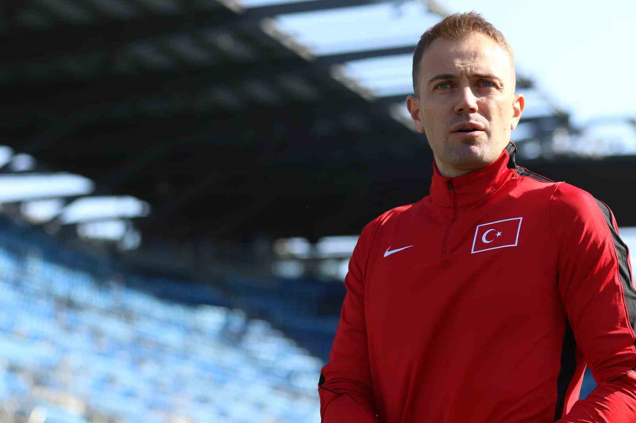 A MİLLİ FUTBOL TAKIMI'NIN TECRÜBELİ FİLE BEKÇİSİ MERT GÜNOK, YARIN PARAGUAY KARŞISINDA GALİP...