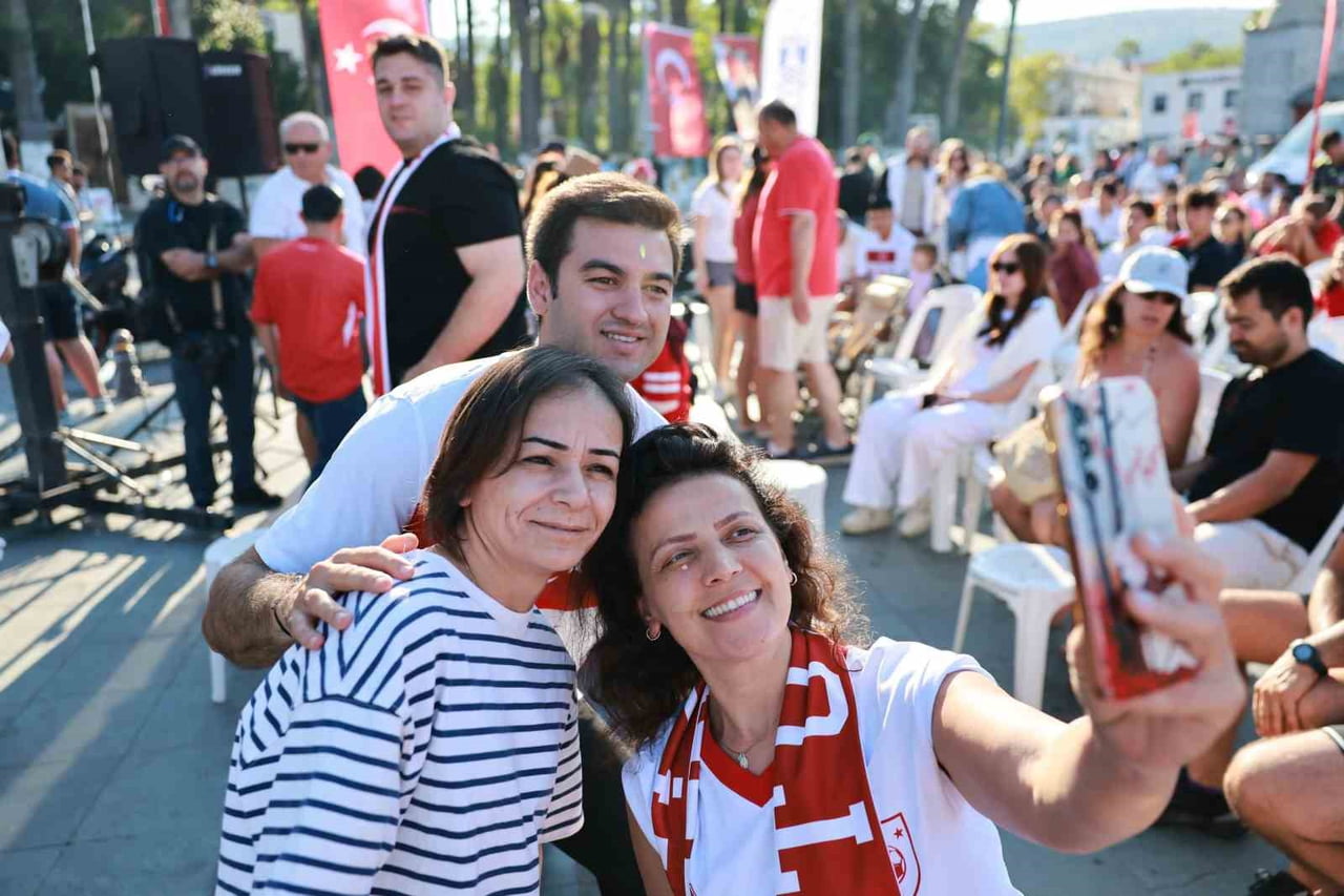 A MİLLİ TAKIMIMIZIN İLK MAÇI MEYDANDA İZLENDİ