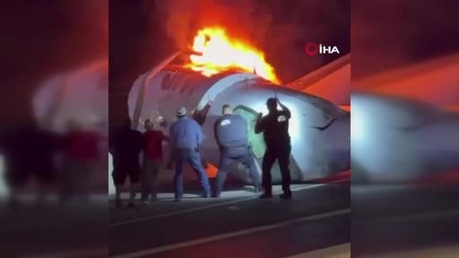 ABD'nin Texas eyaletine bağlı Laredo şehrinde 6 kişiyi taşıyan küçük uçağın otoyola düşmesi sonucu...