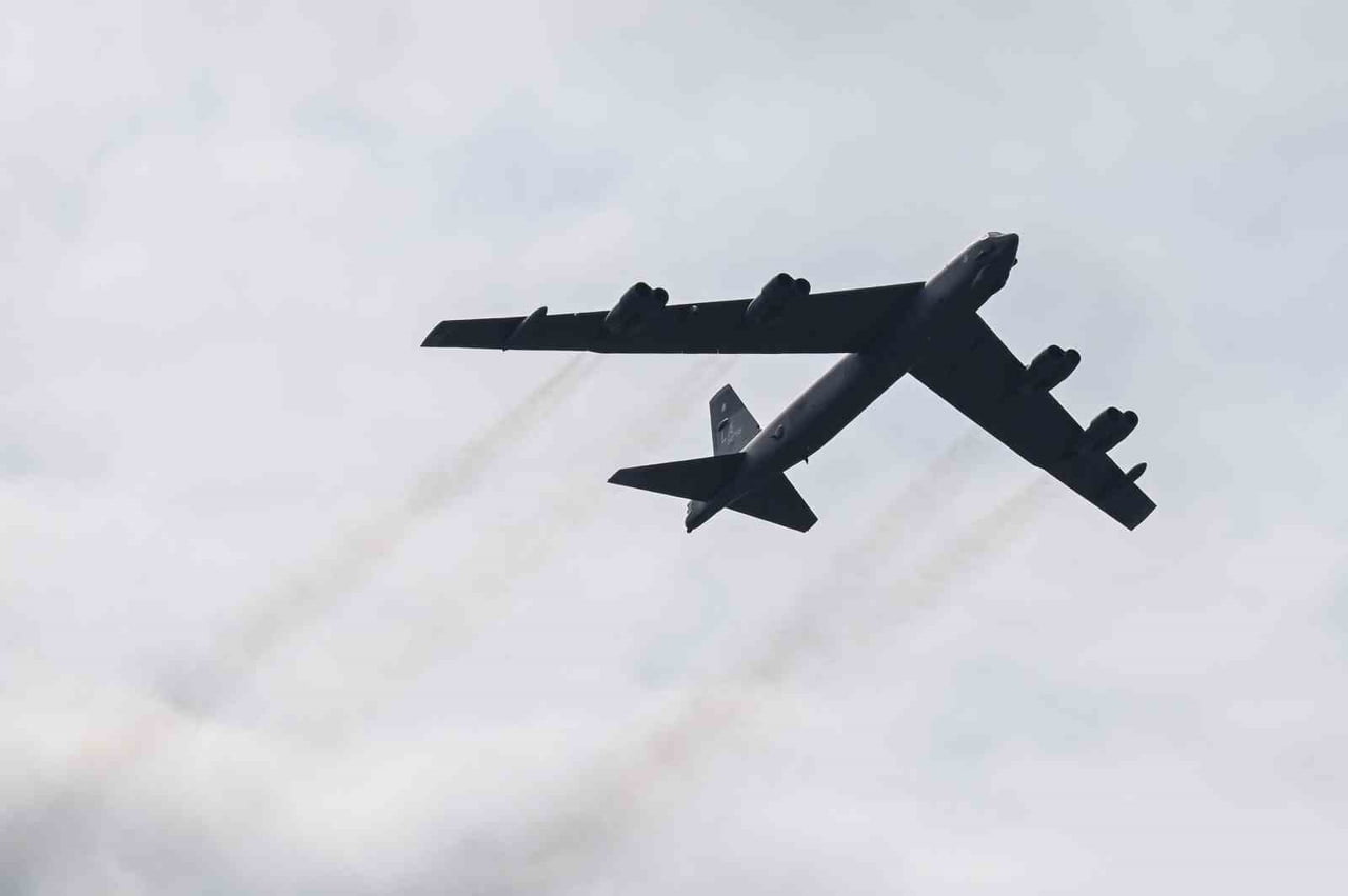 ABD’NİN CALİFORNİA EYALETİNDE ABD HAVA KUVVETLERİ'NE AİT B-52 BOMBARDIMAN UÇAĞI, KALKIŞTAN KISA...