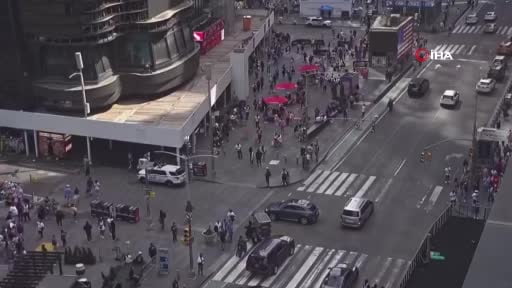 ABD’nin New York kentindeki Times Meydanı’nda art arda duyulan silah sesleri paniğe yol açtı....