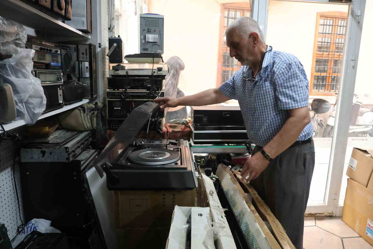 ABDURRAHİM CEVİZ, ESKİ RADYOLARI TAMİR ETMEYE ÇALIŞIYOR.