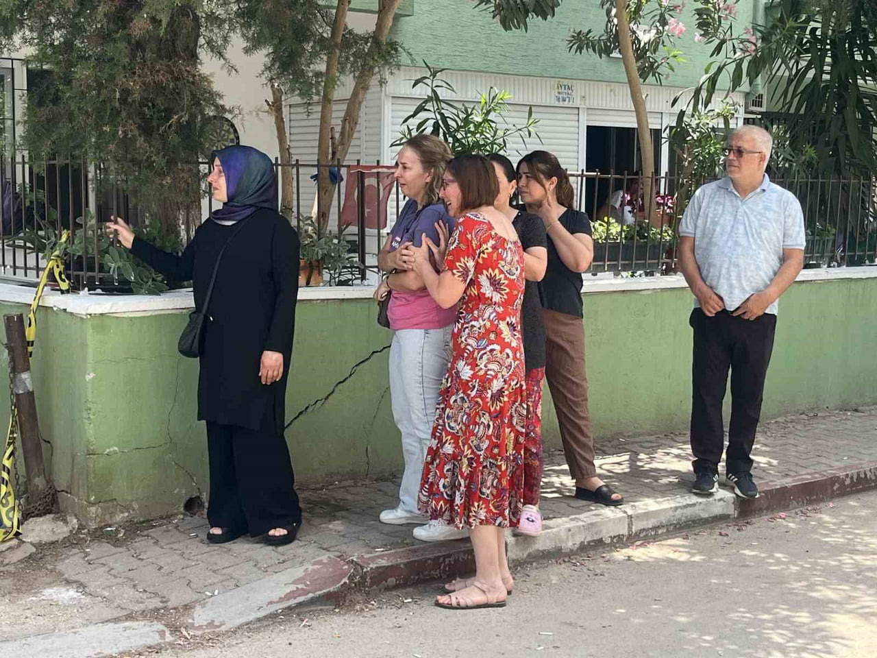 ACI HABERİ ALAN ÇİFTİN KOMŞULARI VE MESLEKTAŞLARI, CENAZELERİN EVDEN ÇIKARTILMASINI GÖZYAŞLARI...