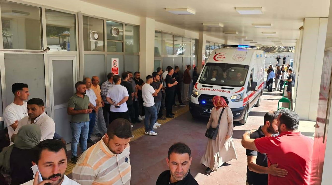 ACİLDE TOPLANAN KALABALIK