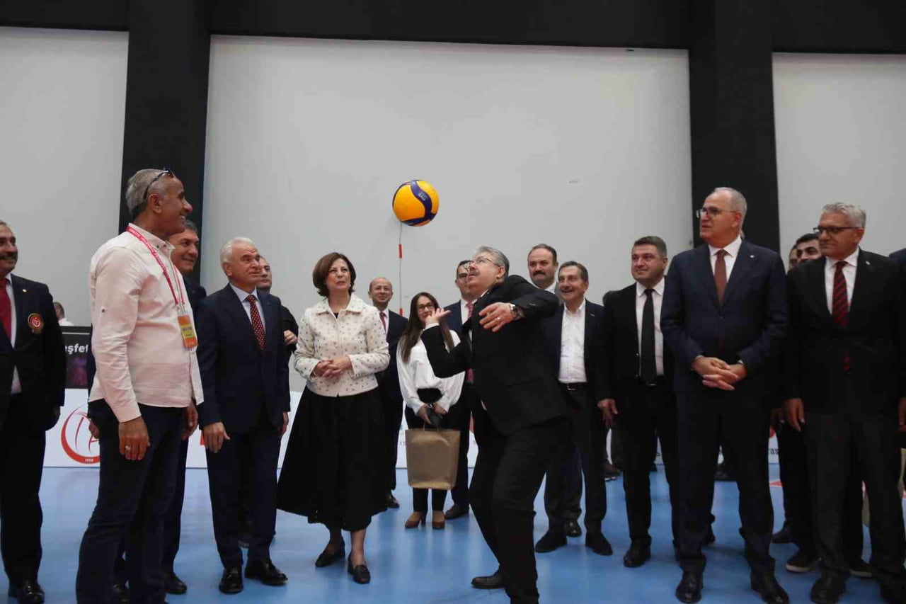 AÇILIŞ SONRASINDA ESKİŞEHİR VALİSİ ERDİNÇ YILMAZ'IN SERVİS TEKRAR TEKRAR ATMAYA ÇALIŞMASI...