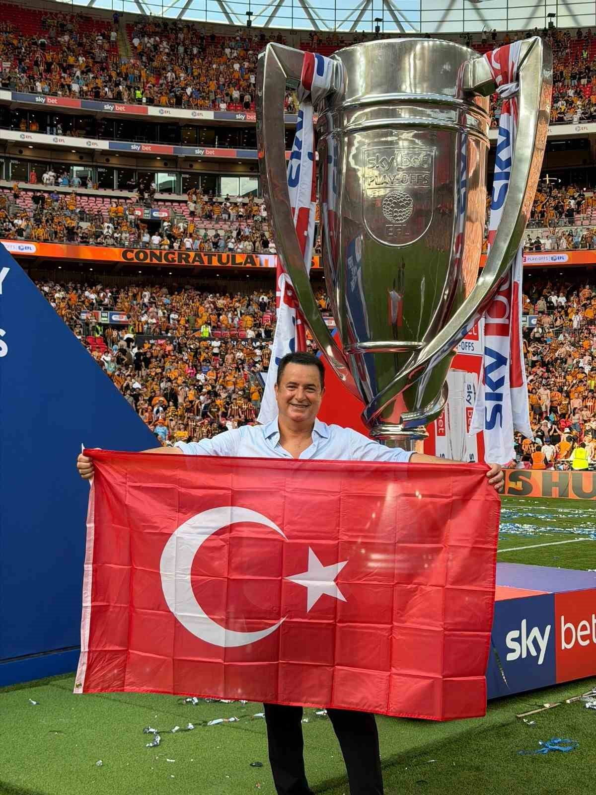 ACUN ILICALI’NIN SAHİBİ OLDUĞU HULL CİTY’NİN PREMİER LİG’E YÜKSELME SEVİNCİNİ PAYLAŞAN 200 ŞANSLI...
