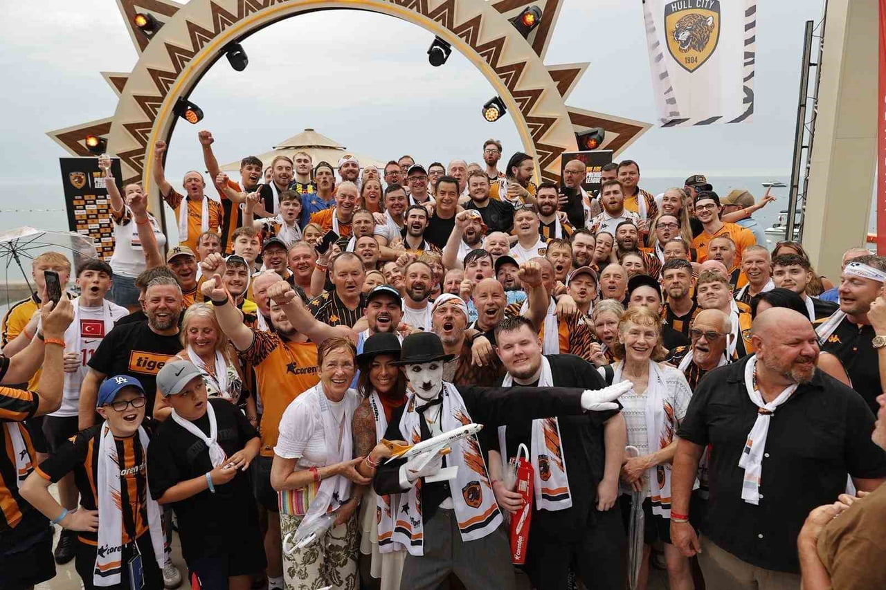 ACUN ILICALI’NIN SAHİBİ OLDUĞU HULL CİTY’NİN PREMİER LİG’E YÜKSELME SEVİNCİNİ PAYLAŞAN 200 ŞANSLI...