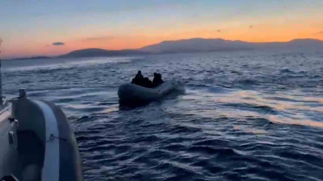 ADALAR DENİZİ'NDE SÜRÜKLENEN 32 GÖÇMEN KURTARILDI, KAÇMAYA ÇALIŞAN 14 GÖÇMEN YAKALANDI