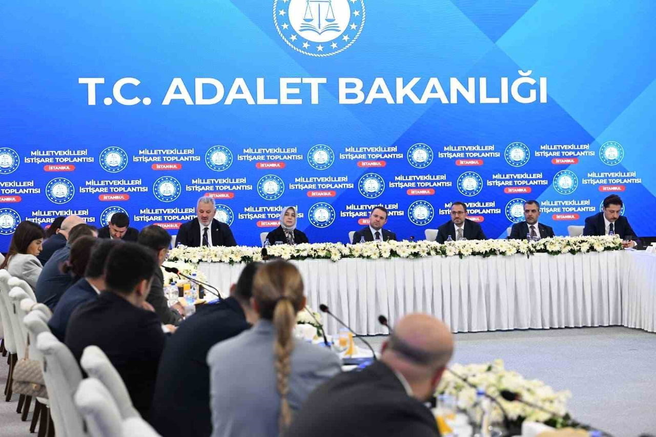 ADALET BAKANI AKIN GÜRLEK, İSTANBUL MİLLETVEKİLLERİ İLE ANKARA HAKİMEVİ'NDE DÜZENLENEN İSTİŞARE...