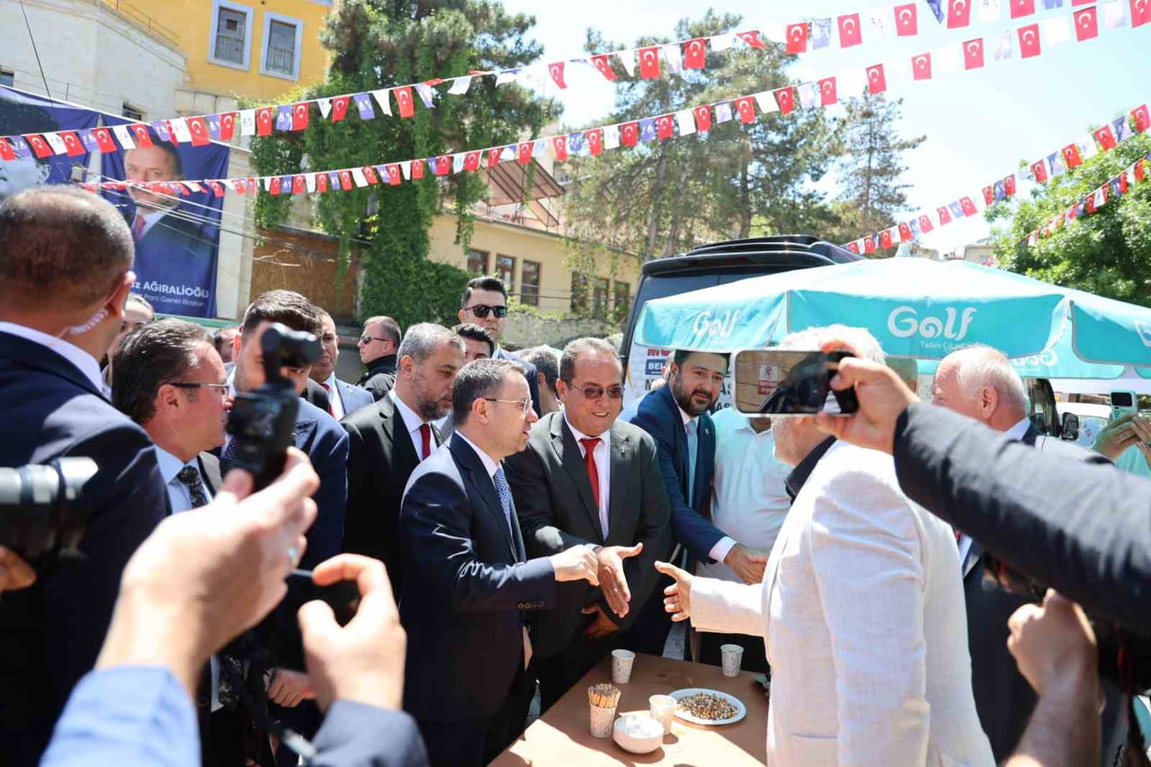 ADALET BAKANI AKIN GÜRLEK, MUSTAFAPAŞA BELDESİNDE DÜZENLENEN SEÇİM PROGRAMINDA VATANDAŞLARLA BİR...