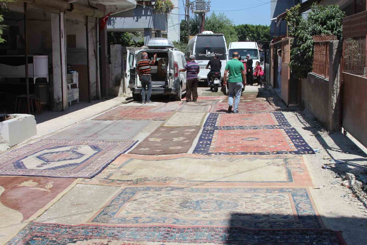 ADANA'DA AYLARDIR YAPILMAYI BEKLEYEN YOL NEDENİYLE MAHALLE SAKİNLERİ İLGİNÇ BİR YÖNTEME BAŞVURDU....