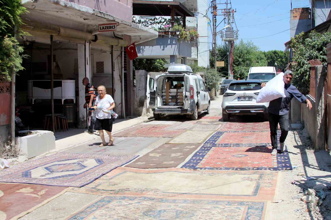 ADANA'DA AYLARDIR YAPILMAYI BEKLEYEN YOL NEDENİYLE MAHALLE SAKİNLERİ İLGİNÇ BİR YÖNTEME BAŞVURDU....