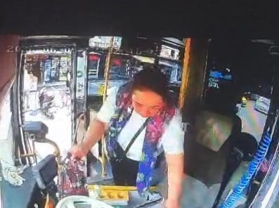 ADANA'DA BİR KADIN, YOLCU OTOBÜSÜNE BİNEREK BİR SÜRE ŞOFÖRLE KONUŞTUKTAN SONRA SÜRÜCÜNÜN ARAÇTAN...
