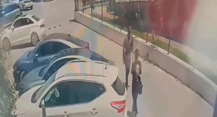 ADANA'DA BİR KİŞİ, PLATONİK AŞIK OLDUĞU İDDİA EDİLEN GENÇ KADINI SOKAK ORTASINDA BIÇAKLADI. DEHŞET...