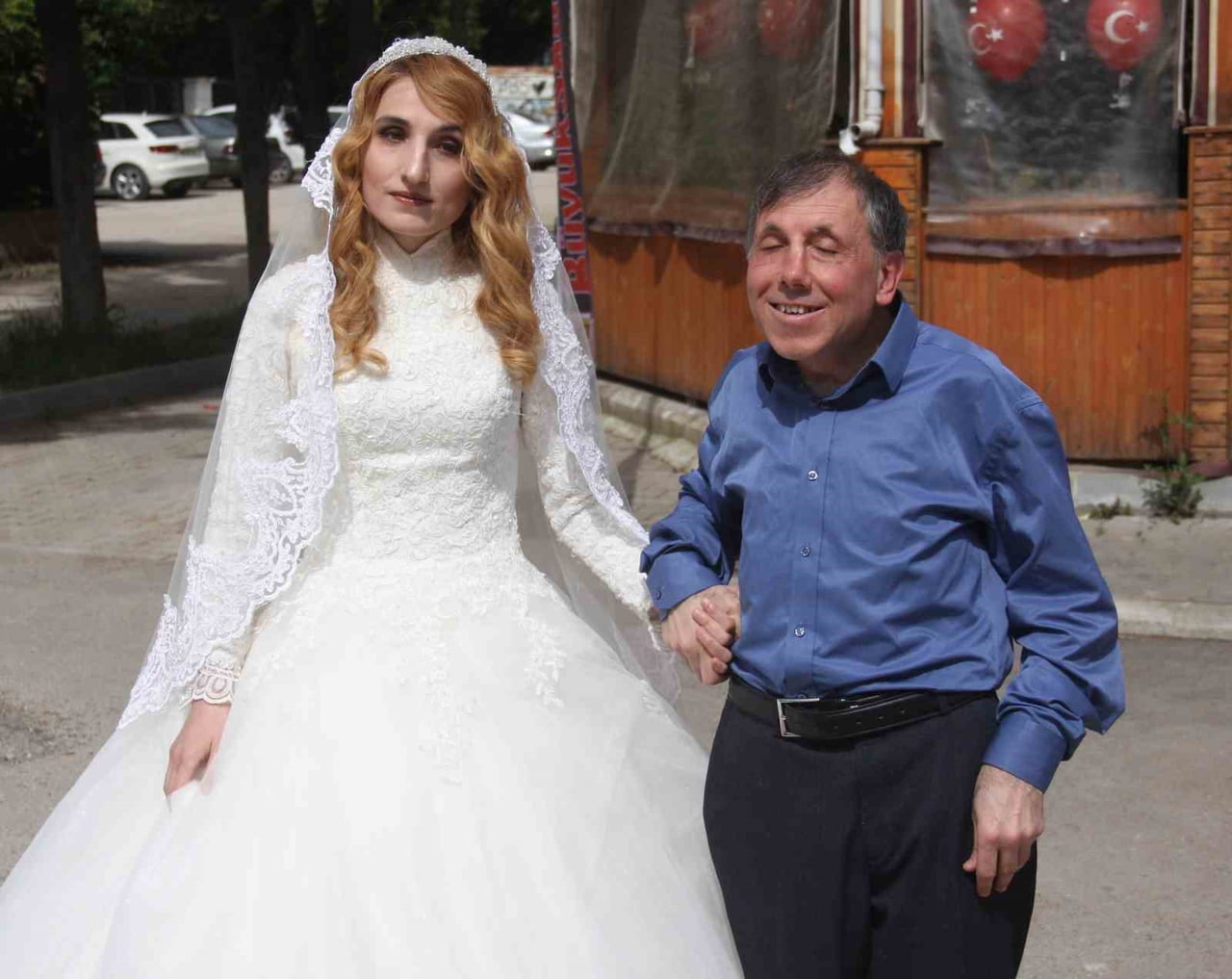 ADANA'DA BÜYÜKŞEHİR BELEDİYESİ OTOBÜSÜNÜN ÇARPTIĞI GÖRME ENGELLİ EDİZ MUT VE EŞİ GÜLŞEN MUT...