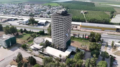 Adana'da depremde hasar gören 16 katlı binası dinamit ile yıkıldı