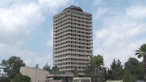 Adana'da depremde hasar gören 16 katlı binası dinamit ile yıkıldı