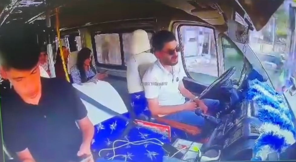 ADANA'DA DOLMUŞ SÜRÜCÜSÜNÜN DİREKSİYON BAŞINDA UYUMASI SONUCU MEYDANA GELEN KAZADA 7 KİŞİ...