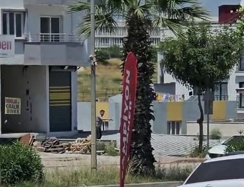 ADANA'DA EMEKLİ POLİSİN KENDİSİNE DÖNER BIÇAĞI İLE SALDIRAN OĞLUNU ÖLDÜRDÜĞÜ ANLARIN GÖRÜNTÜSÜ...