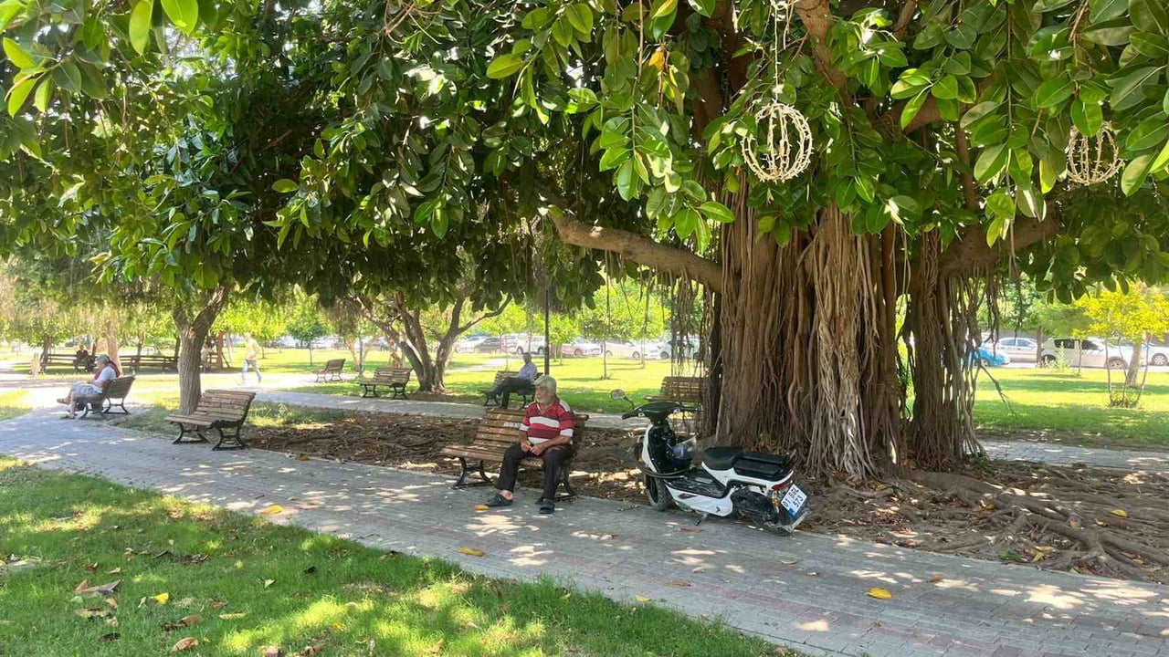 ADANA'DA ETKİSİNİ ARTIRAN AŞIRI SICAKLAR GÜNLÜK YAŞAMI OLUMSUZ ETKİLERKEN, KENT MERKEZİNDEKİ BİR...