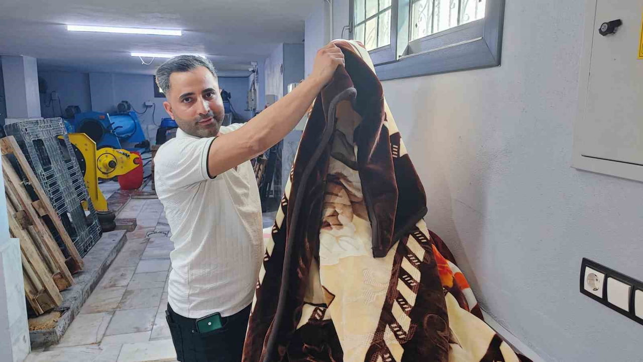 ADANA'DA HALI YIKAMACILIĞI YAPAN ESNAF, YIKAMAK ÜZERE ALDIĞI BATTANİYENİN İÇİNDEN ÇIKAN 20 BİN...
