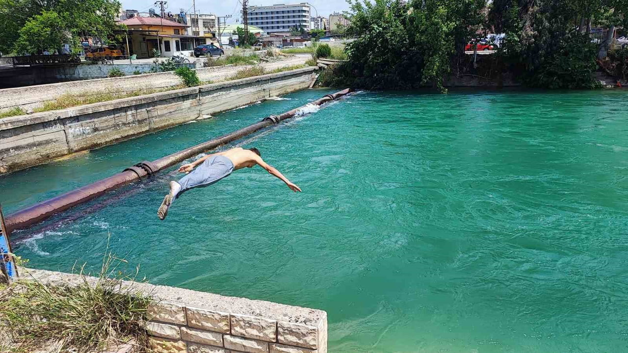 ADANA'DA HAVA SICAKLIKLARININ ARTMASIYLA BİRLİKTE SERİNLEMEK İSTEYEN ÇOCUK VE GENÇLER, BOĞULMA...