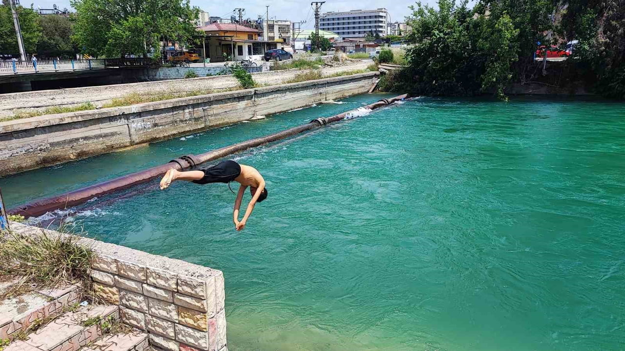 ADANA'DA HAVA SICAKLIKLARININ ARTMASIYLA BİRLİKTE SERİNLEMEK İSTEYEN ÇOCUK VE GENÇLER, BOĞULMA...