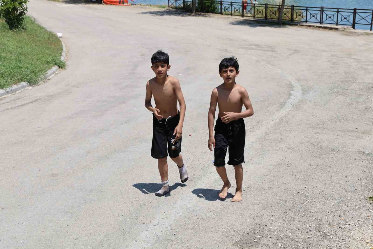 ADANA'DA HAVALARIN ISINMASIYLA BİRLİKTE ÇOCUKLAR VE GENÇLER, ÖLÜM TEHLİKESİNE RAĞMEN SEYHAN NEHRİ...