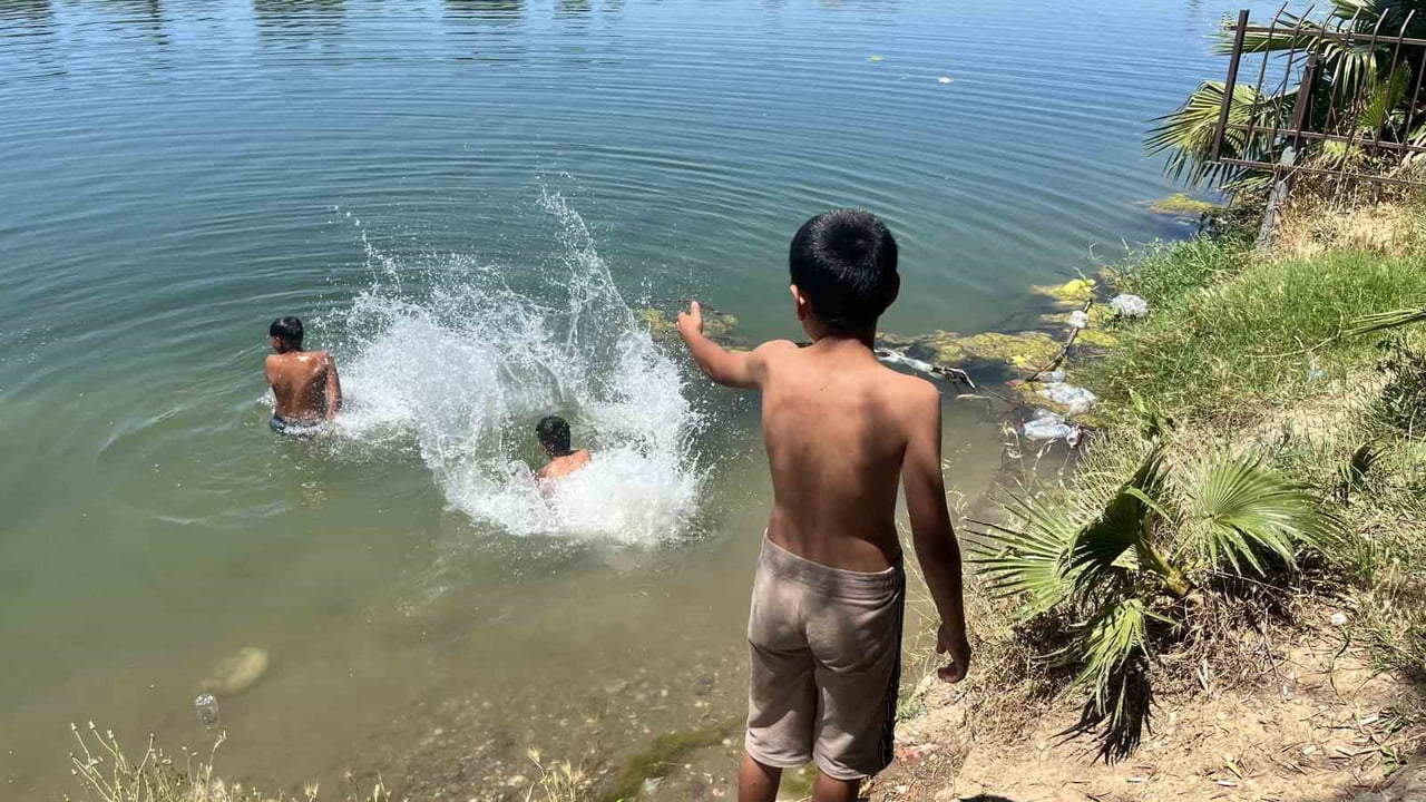 ADANA'DA HAVALARIN ISINMASIYLA BİRLİKTE ÇOCUKLAR VE GENÇLER, ÖLÜM TEHLİKESİNE RAĞMEN SEYHAN NEHRİ...
