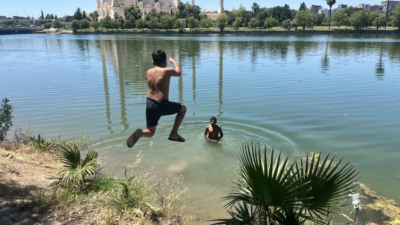 ADANA'DA HAVALARIN ISINMASIYLA BİRLİKTE ÇOCUKLAR VE GENÇLER, ÖLÜM TEHLİKESİNE RAĞMEN SEYHAN NEHRİ...