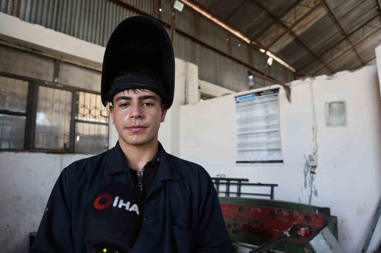 ADANA'DA LİSEDE KAYNAKÇILIK EĞİTİM GÖREN YUNUS EMRE KARAKOÇ (17), İZMİR'DE DÜZENLENEN KOSBİFEST...