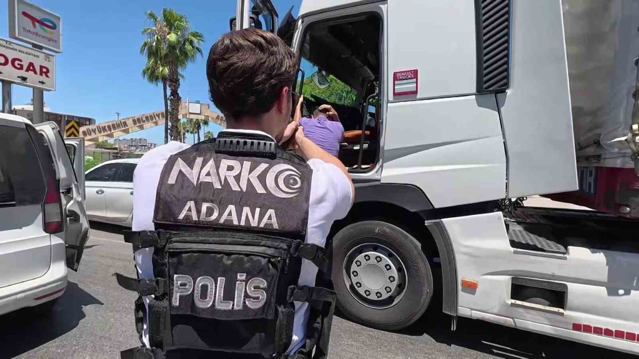ADANA'DA NARKOTİK POLİSİNİN DÜZENLEDİĞİ OPERASYONDA DURDURULAN TIRDA 1 MİLYON 800 BİN ADET...