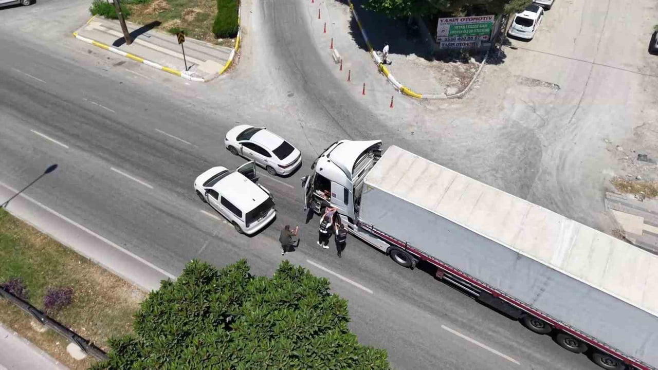 ADANA'DA NARKOTİK POLİSİNİN DÜZENLEDİĞİ OPERASYONDA DURDURULAN TIRDA 1 MİLYON 800 BİN ADET...