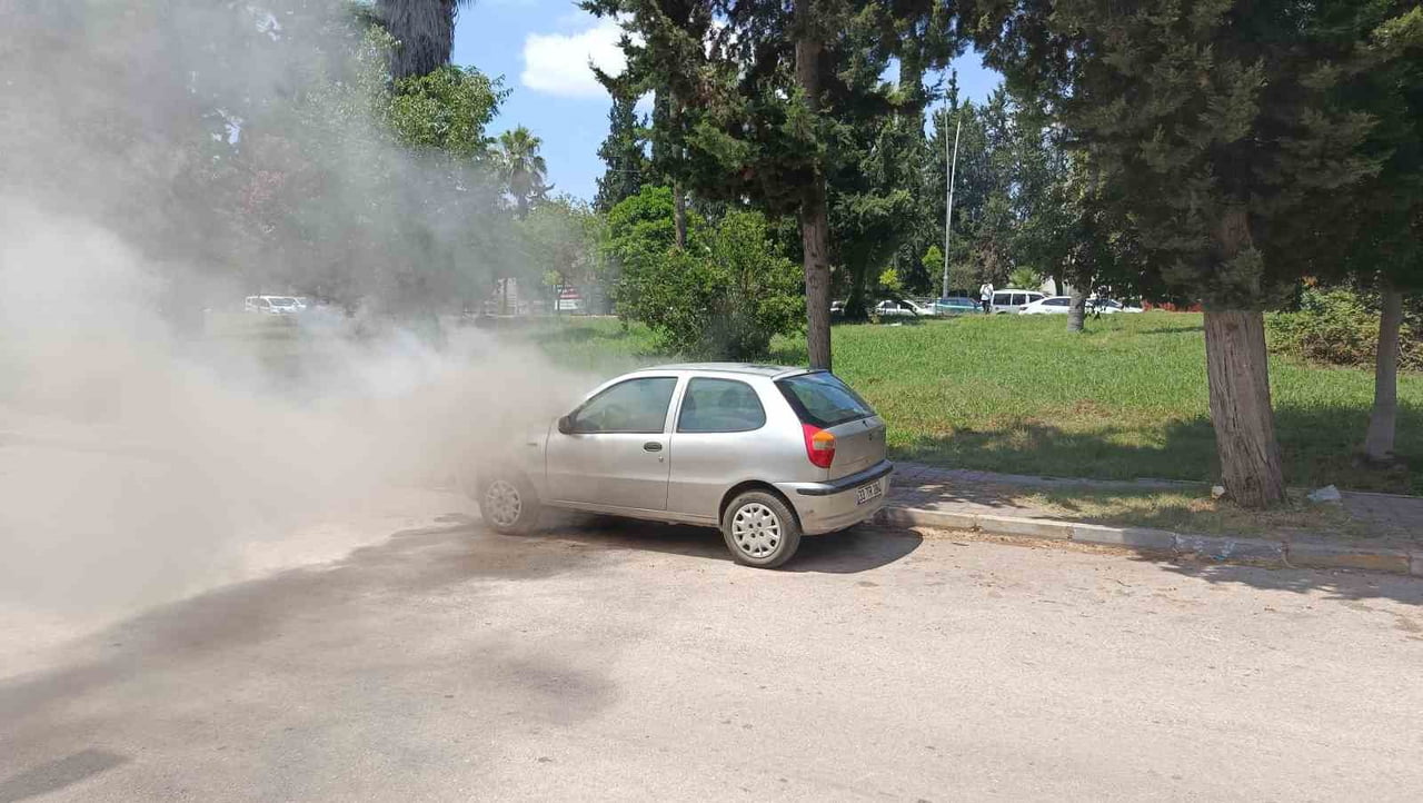 ADANA'DA PARK HALİNDE ÇIKAN YANGINDA PEŞ PEŞE PATLAMALARIN YAŞANDIĞI OTOMOBİL KULLANILAMAZ HALE...