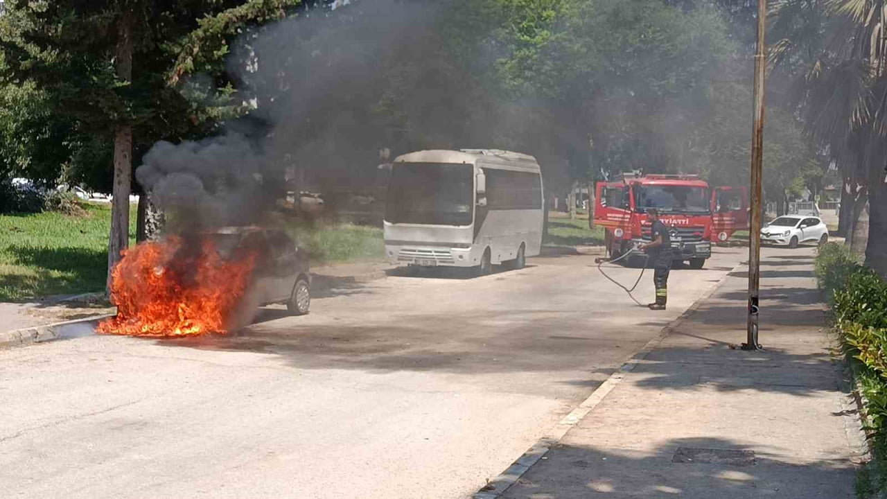 ADANA'DA PARK HALİNDE ÇIKAN YANGINDA PEŞ PEŞE PATLAMALARIN YAŞANDIĞI OTOMOBİL KULLANILAMAZ HALE...
