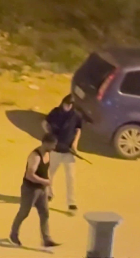ADANA'DA POMPALI TÜFEKLE SOKAKTA GEZİP ATIŞ TALİMİ YAPAN ŞAHIS, POLİS EKİPLERİNCE GÖZALTINA...