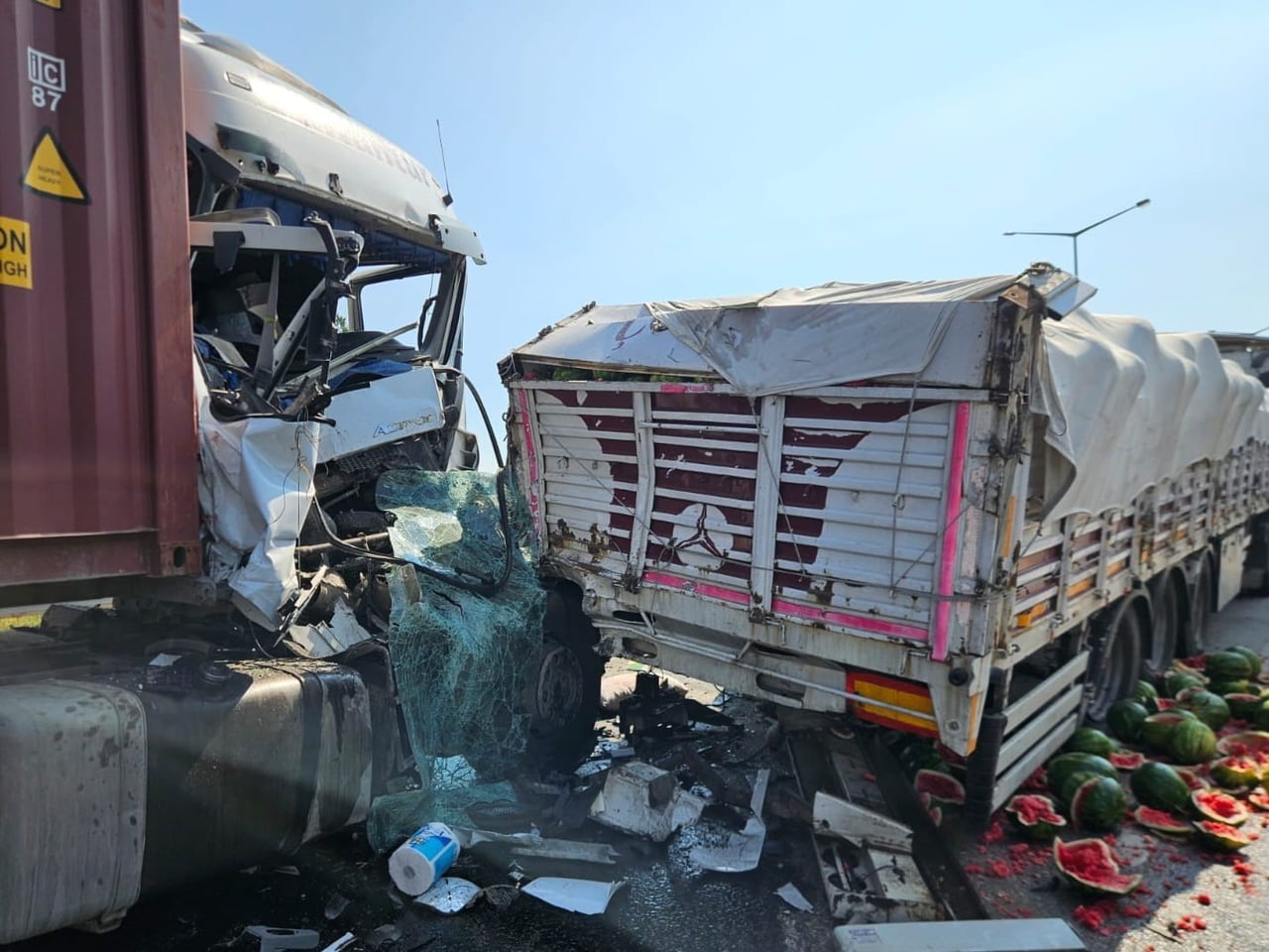 ADANA'DA POZANTI-TARSUS OTOYOLUNDA MEYDANA GELEN TIR KAZASINDA SÜRÜCÜ YARALANDI.