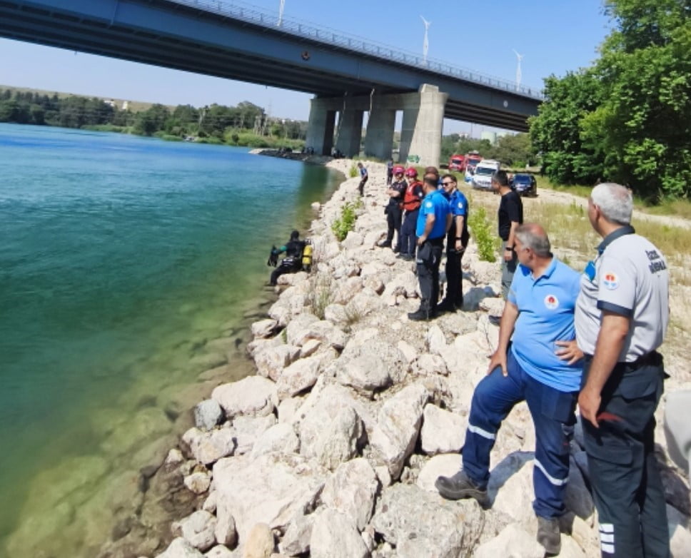 ADANA'DA SERİNLEMEK İÇİN SEYHAN NEHRİ'NE GİREN 17 YAŞINDAKİ YABANCI UYRUKLU ÇOCUK BOĞULDU.