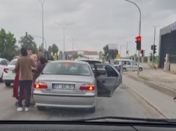 ADANA'DA SEYİR HALİNDEKİ BİR OTOMOBİLİN BAŞKA BİR ARACIN ÖNÜNÜ KESMESİYLE BAŞLAYAN VE KADINLARIN...