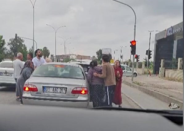 ADANA'DA SEYİR HALİNDEKİ BİR OTOMOBİLİN BAŞKA BİR ARACIN ÖNÜNÜ KESMESİYLE BAŞLAYAN VE KADINLARIN...