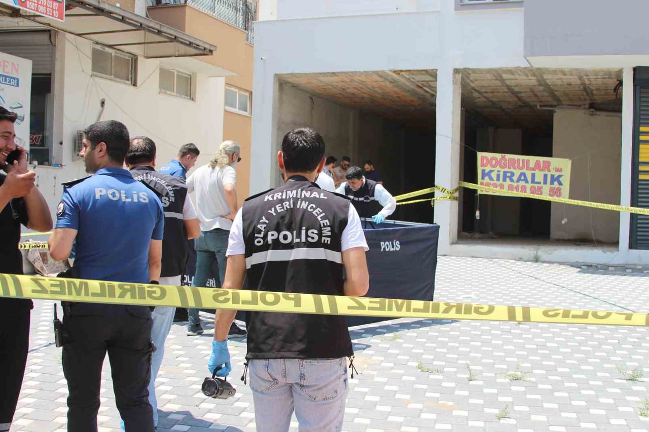 ADANA'DA UYUŞTURUCU BAĞIMLISI OLDUĞU ÖNE SÜRÜLEN GENÇ, PARA VERMEYİ REDDEDEN EMEKLİ POLİS BABASINA...