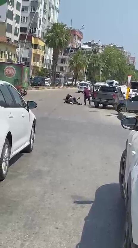 ADANA'DA YOL KENARINA ÇEKİLEN KAMYONETTEKİ ŞAHISLAR KAVGAYA TUTUŞTU. KAVGA SIRASINDA ORTAYA ÇIKAN...