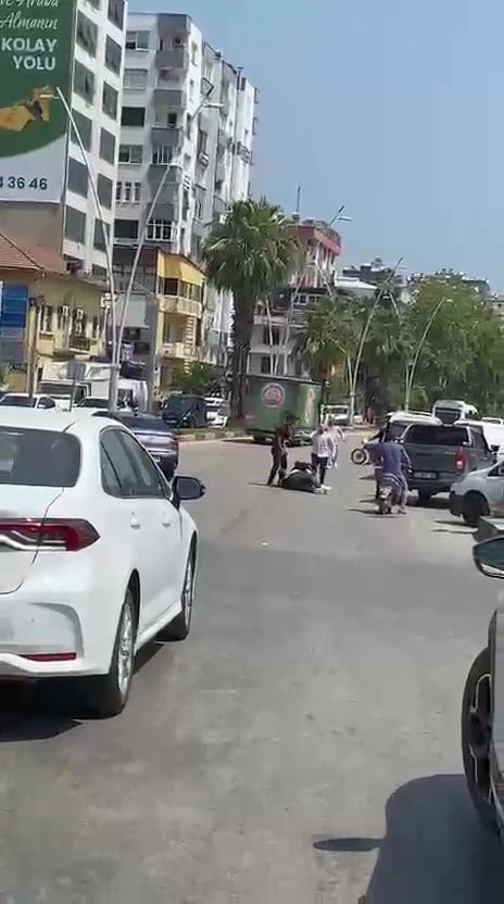 ADANA'DA YOL KENARINA ÇEKİLEN KAMYONETTEKİ ŞAHISLAR KAVGAYA TUTUŞTU. KAVGA SIRASINDA ORTAYA ÇIKAN...
