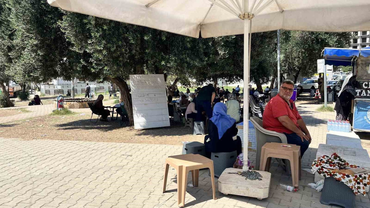ADANA'DA YÜKSEKÖĞRETİM KURUMLARI SINAVINA (YKS) GİREN ADAYLARIN BABALARI DA EVLATLARINI BABALAR...