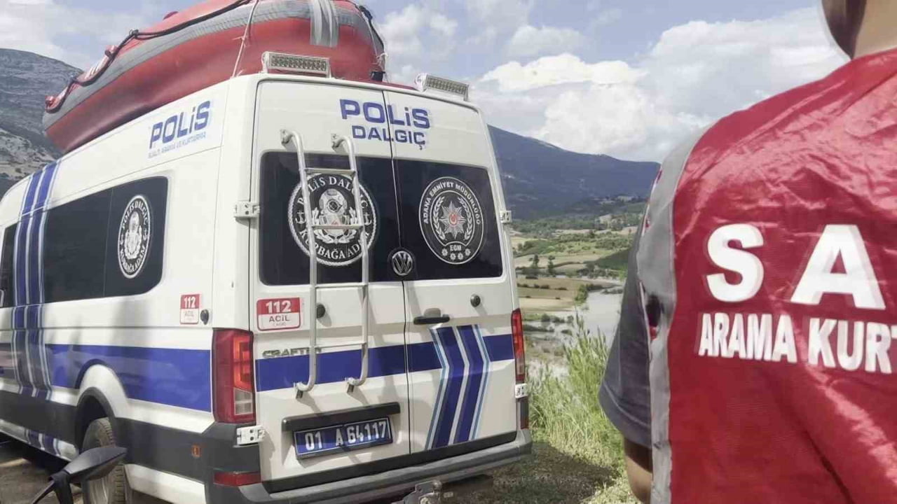 ADANA'NIN KARAİSALI İLÇESİNDE SERİNLEMEK İÇİN EĞLENCE ÇAYI'NA GİREN VE KAYBOLAN ÖMER ALPTEKİN'İ...