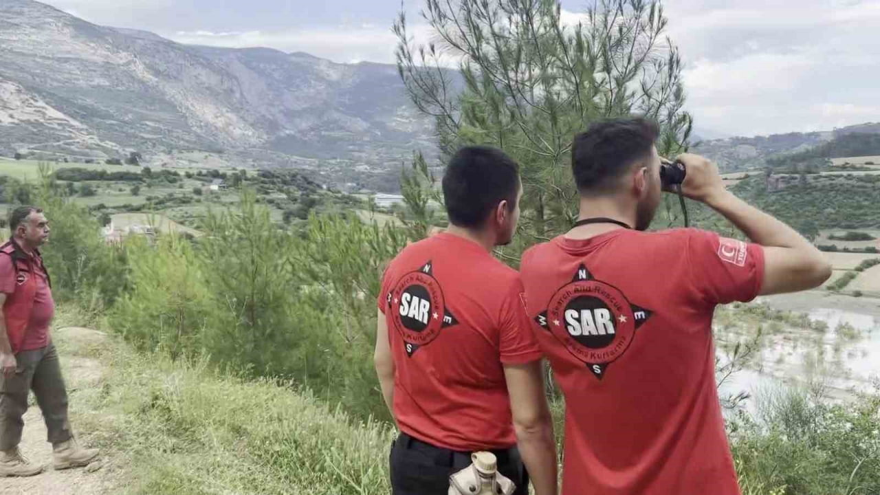 ADANA'NIN KARAİSALI İLÇESİNDE SERİNLEMEK İÇİN EĞLENCE ÇAYI'NA GİREN VE KAYBOLAN ÖMER ALPTEKİN'İ...
